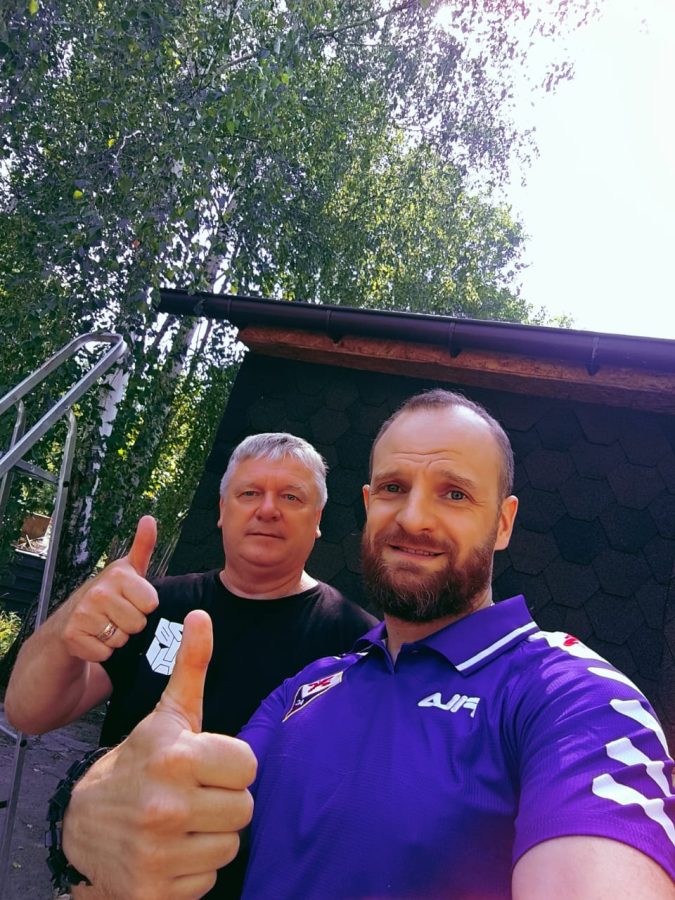 Александр рассказал, как обнаружил на своем дачном домике гнездо шершней: